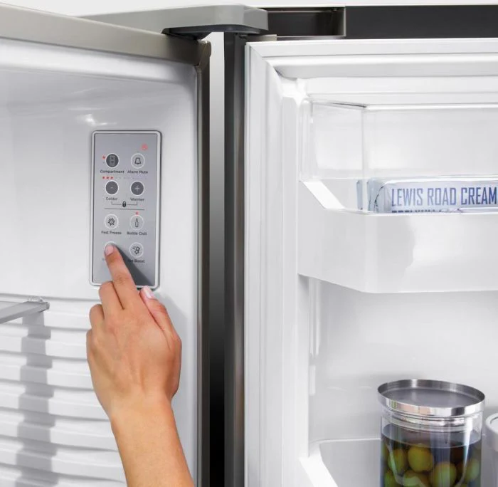 Fisher & Paykel Series 7 RF540ADUX6 Stainless Steel Plumbed American Fridge Freezer - Image 4