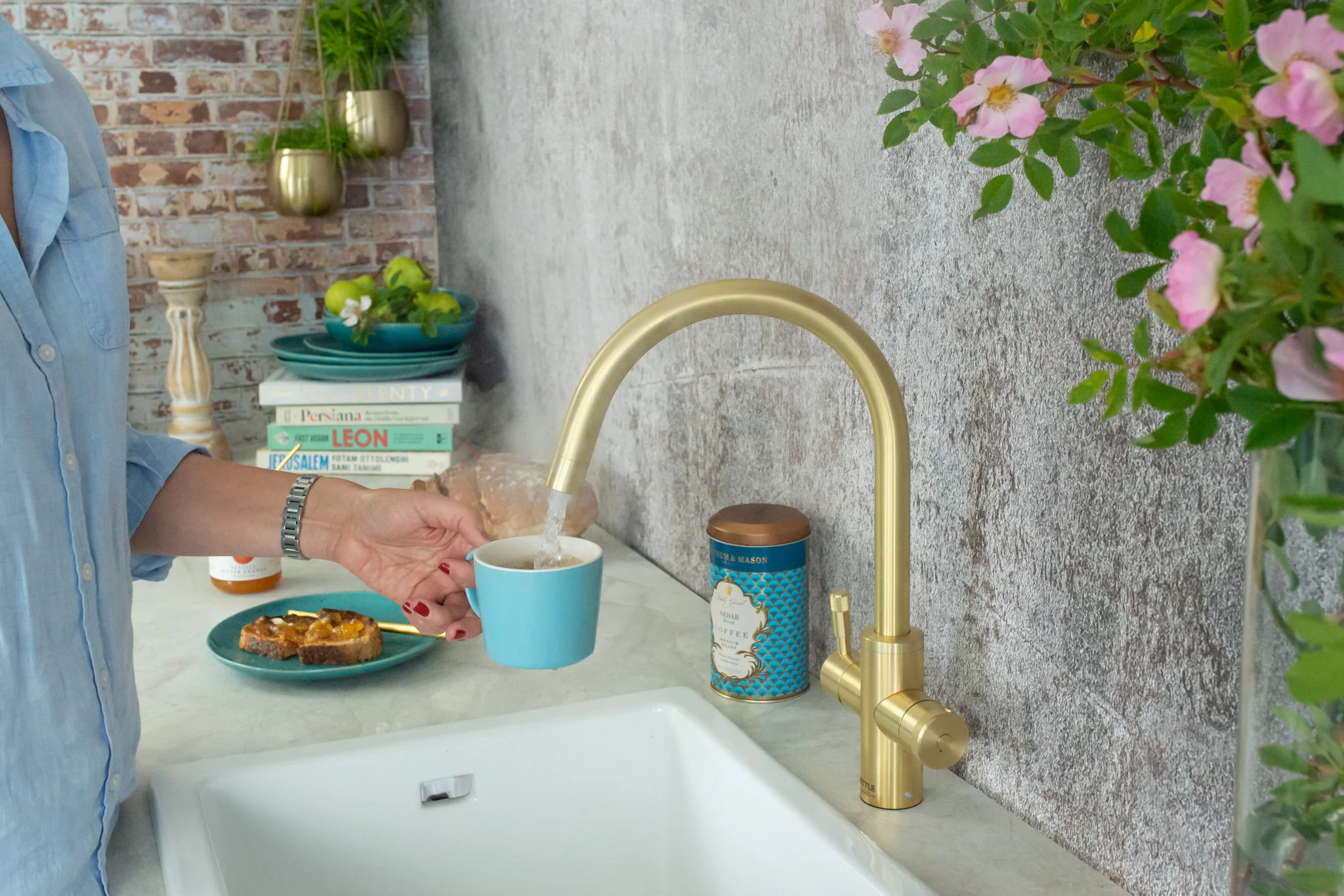 QETTLE Signature Modern 4 in 1 Boiling Water Tap 7 Litre Round Spout - Brass - Image 2