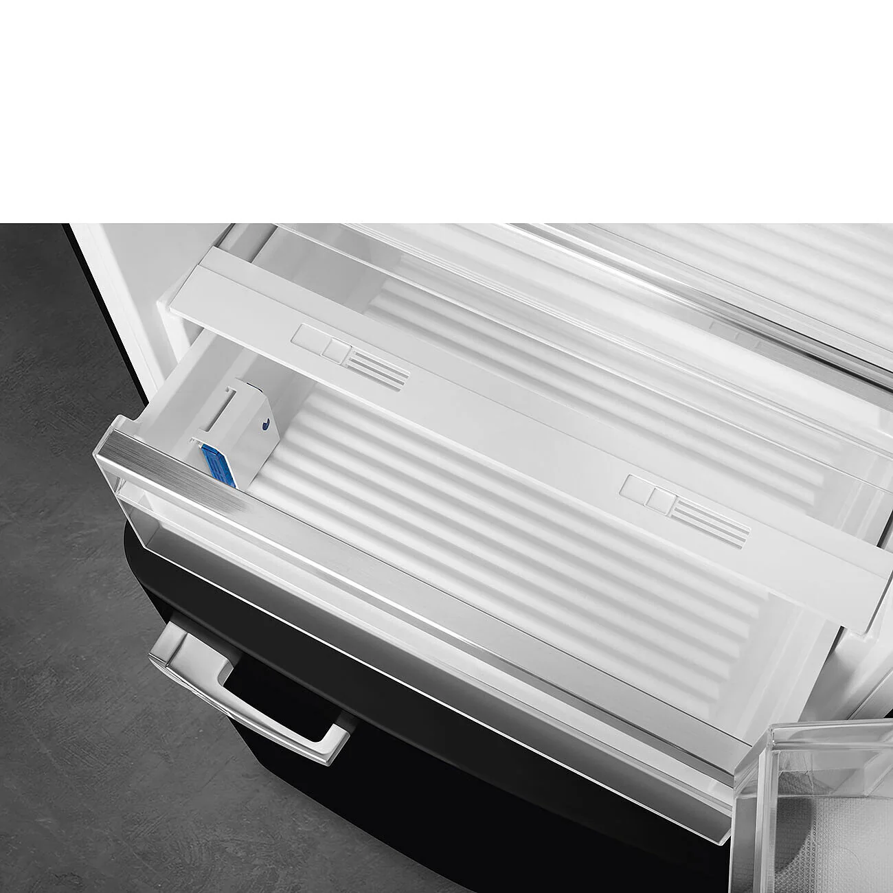 Smeg FAB38RBL6 50's Style Right Hand Hinge Retro Fridge Freezer - Image 8